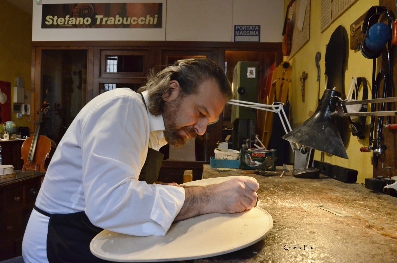 Col suo incredibile “violino blu”, il maestro liutaio Stefano Trabucchi da Cremona alla corte reale di Bangkok…
